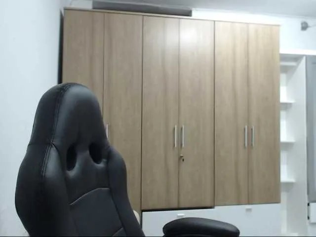 Offline RoxanaMilf on BongaCams