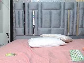 Freechat cutepetitee on CamSoda