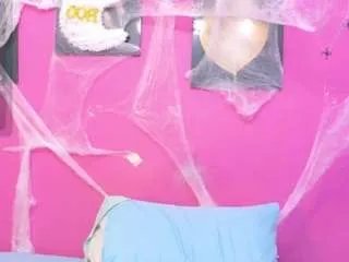 Freechat cutepetitee on CamSoda