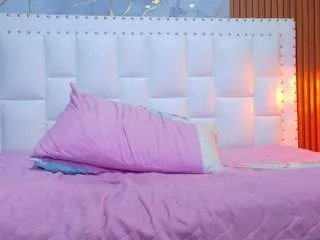 Freechat cutepetitee on CamSoda