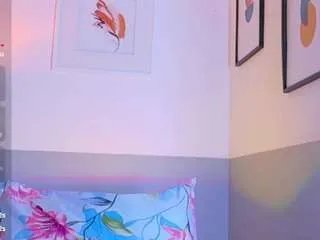 Freechat cutepetitee on CamSoda