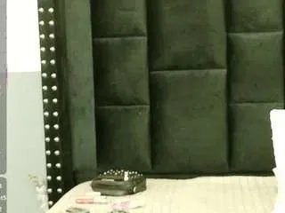 Freechat cutepetitee on CamSoda