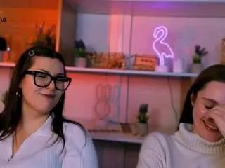 Freechat elara-doll on CamSoda