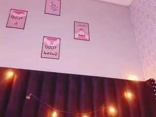 Freechat littleebluee on CamSoda