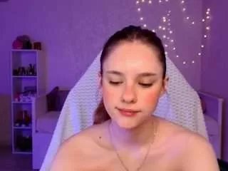 Freechat mollyhugs on CamSoda