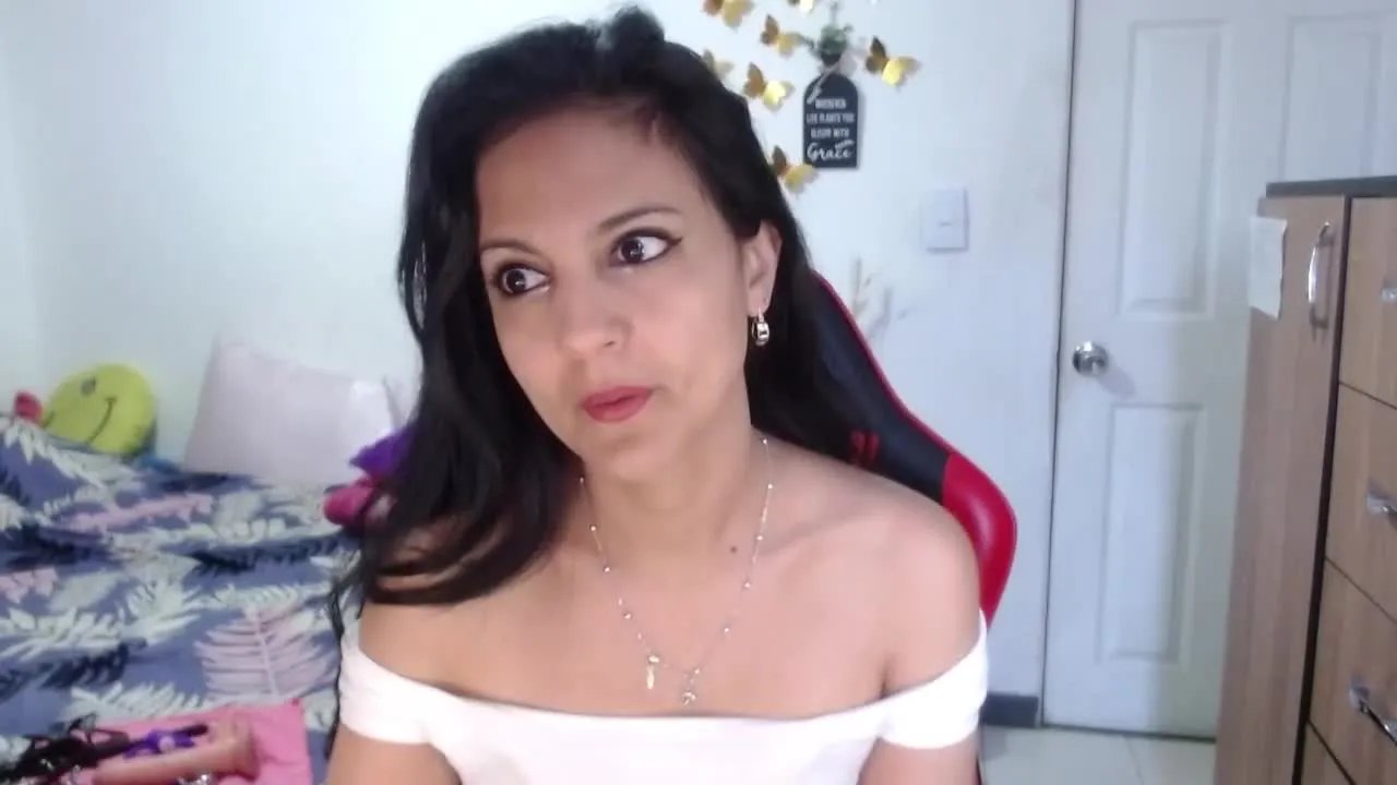 Offline Basma_Hernandez on Streamray