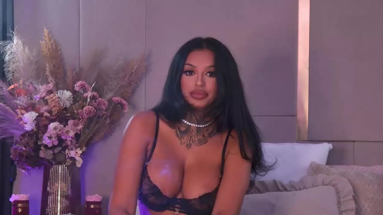 Freechat CherrieMadison on Streamray