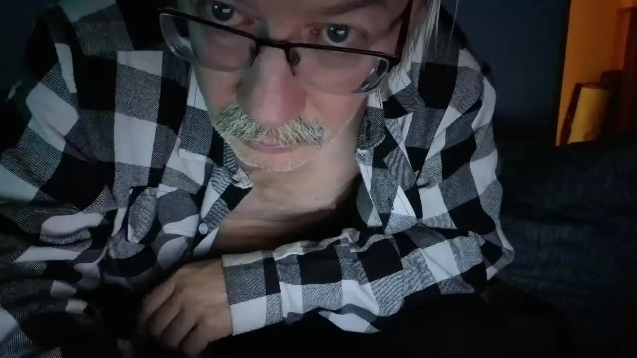 Offline cumloverboyxxx69 on Streamray