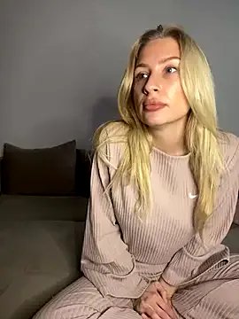 belle98 on StripChat 