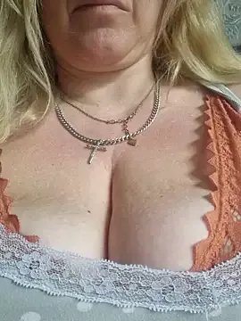 Freechat Bouncy-Bella28X on StripChat