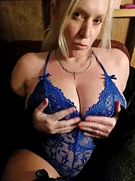 Freechat Bouncy-Bella28X on StripChat