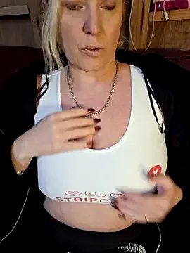 Freechat Bouncy-Bella28X on StripChat