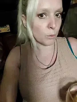 Freechat Bouncy-Bella28X on StripChat