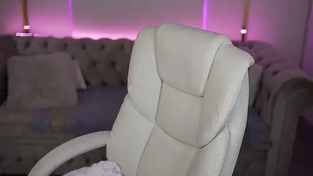 JennyyLuv on StripChat 