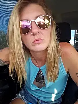 Freechat SheIsSomething on StripChat